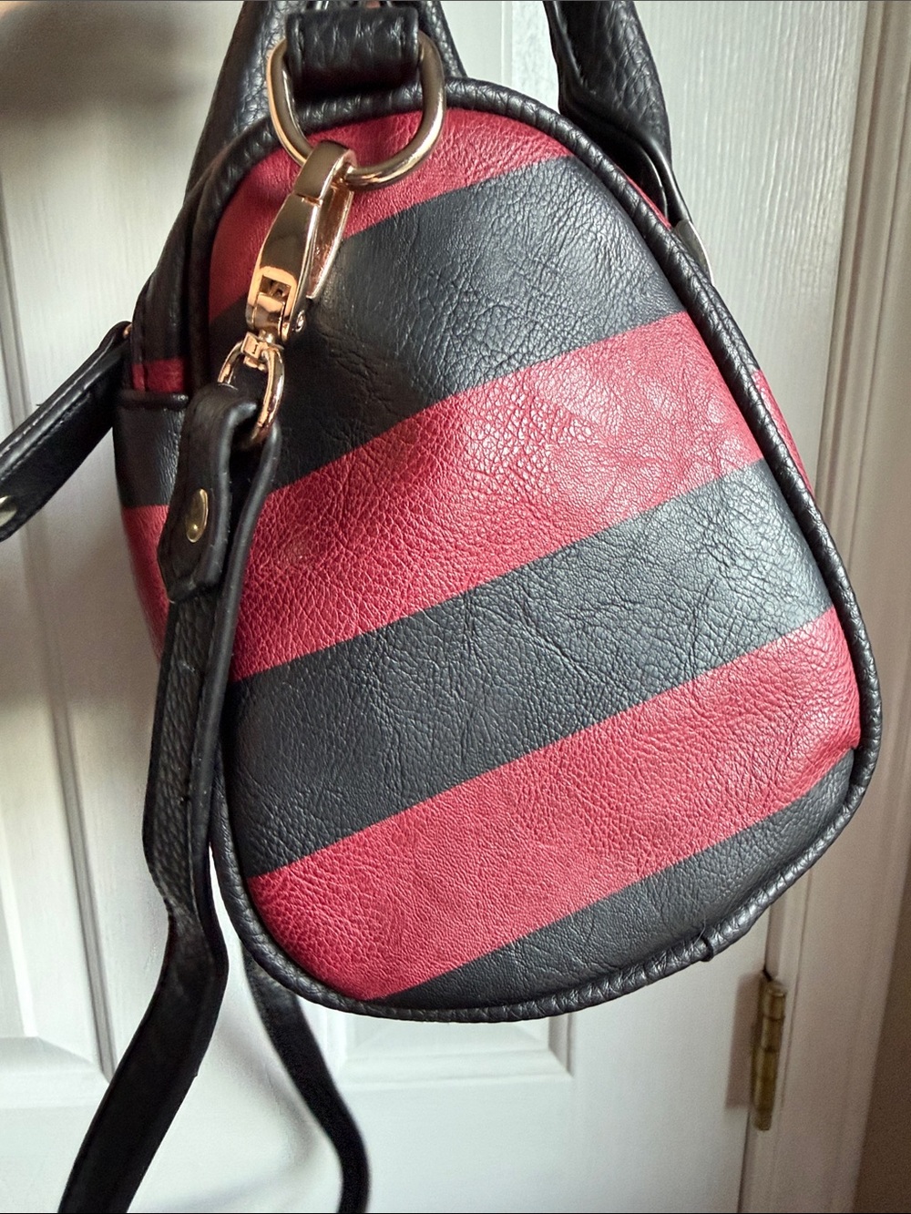 Hogwarts Crest Gryffindor Red Black Stripe Satchel Barrel Bag Hot Topic Bioworld - Picture 6 of 10